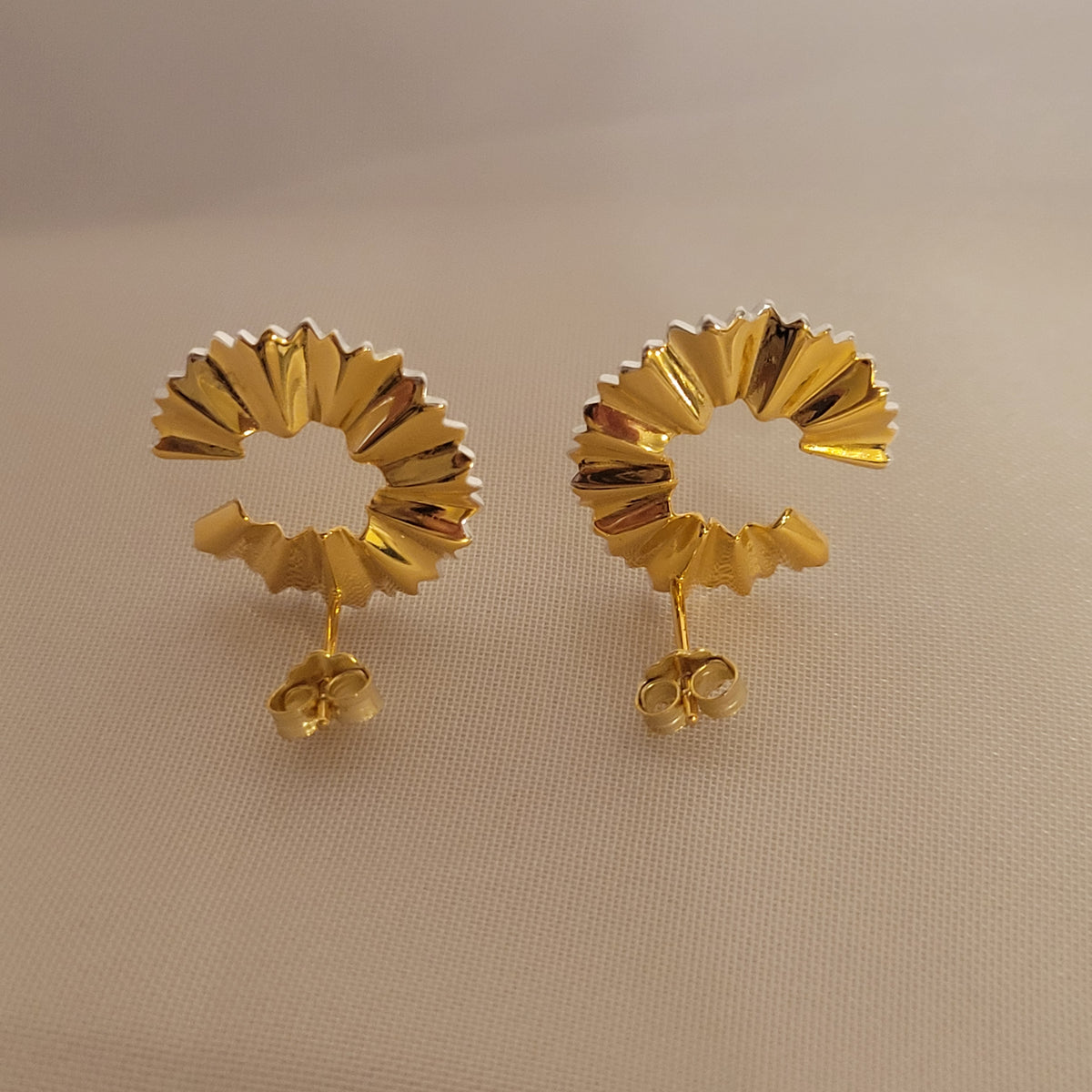 SilverBloom 925 Shavings Stud Earrings – 18K Gold Plated & Sterling Silver