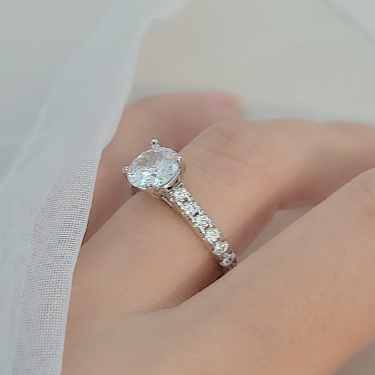 SilverBloom 925 Round-Cut Cubic Zirconia Solitaire Ring with Pavé Band – Size 7